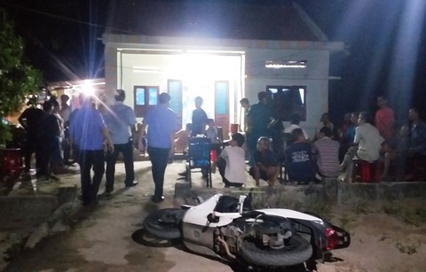 Xô xát với nhóm người lạ, ba cha con gục trên vũng máu - Ảnh 1. Xô xát với nhóm người lạ, ba cha con gục trên vũng máu - Ảnh 1.