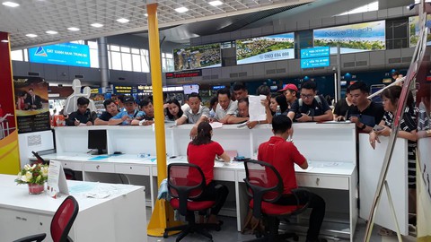 Hàng trăm người kẹt ở sân bay Cam Ranh vì hủy chuyến liên tục - Ảnh 4. Hàng trăm người kẹt ở sân bay Cam Ranh vì hủy chuyến liên tục - Ảnh 4.