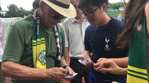 Ông chủ CLB Tottenham Hotspur thoải mái áo thun thăm sân vận động Cần Thơ - Ảnh 8. Ông chủ CLB Tottenham Hotspur thoải mái áo thun thăm sân vận động Cần Thơ - Ảnh 8.