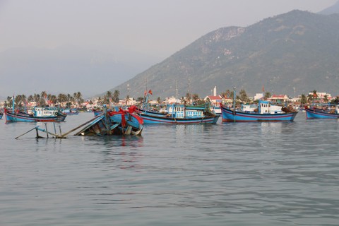 Lật thuyền chở 15 người ở vịnh Vân Phong, 3 người thiệt mạng - Ảnh 1. Lật thuyền chở 15 người ở vịnh Vân Phong, 3 người thiệt mạng - Ảnh 1.