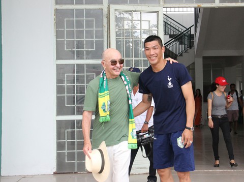 Ông chủ CLB Tottenham Hotspur thoải mái áo thun thăm sân vận động Cần Thơ - Ảnh 7. Ông chủ CLB Tottenham Hotspur thoải mái áo thun thăm sân vận động Cần Thơ - Ảnh 7.
