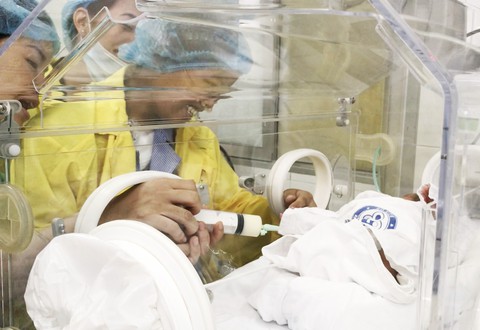 Người mẹ ung thư gặp con: Mẹ cháu đã chờ giây phút này rất lâu rồi - Ảnh 1. Người mẹ ung thư gặp con: Mẹ cháu đã chờ giây phút này rất lâu rồi - Ảnh 1.