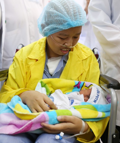 Người mẹ ung thư gặp con: Mẹ cháu đã chờ giây phút này rất lâu rồi - Ảnh 2. Người mẹ ung thư gặp con: Mẹ cháu đã chờ giây phút này rất lâu rồi - Ảnh 2.