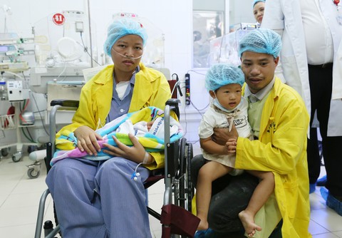 Người mẹ ung thư gặp con: Mẹ cháu đã chờ giây phút này rất lâu rồi - Ảnh 3. Người mẹ ung thư gặp con: Mẹ cháu đã chờ giây phút này rất lâu rồi - Ảnh 3.