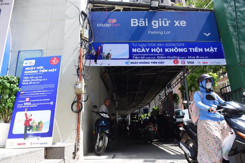 Sốc với những khuyến mãi khủng Ngày không tiền mặt - Ảnh 1. Sốc với những khuyến mãi khủng Ngày không tiền mặt - Ảnh 1.
