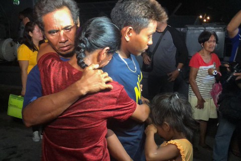 Ngư dân Philippines: Tàu cá Việt Nam là ân nhân của chúng tôi - Ảnh 1. Ngư dân Philippines: Tàu cá Việt Nam là ân nhân của chúng tôi - Ảnh 1.