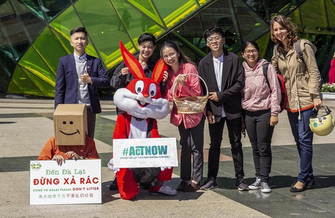 Làm trò khỉ ngoài đường để khách du lịch đừng xả rác - Ảnh 1. Làm trò khỉ ngoài đường để khách du lịch đừng xả rác - Ảnh 1.