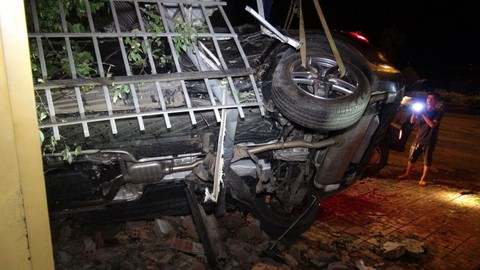 Xe Mercedes chạy tốc độ cao tông 3 nhà dân bên đường, 1 người chết - Ảnh 3. Xe Mercedes chạy tốc độ cao tông 3 nhà dân bên đường, 1 người chết - Ảnh 3.