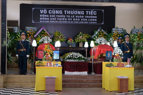 Xúc động lễ truy điệu hai phi công hi sinh vụ máy bay quân sự rơi - Ảnh 2. Xúc động lễ truy điệu hai phi công hi sinh vụ máy bay quân sự rơi - Ảnh 2.
