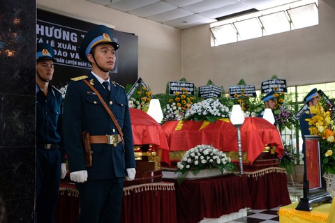 Xúc động lễ truy điệu hai phi công hi sinh vụ máy bay quân sự rơi - Ảnh 3. Xúc động lễ truy điệu hai phi công hi sinh vụ máy bay quân sự rơi - Ảnh 3.
