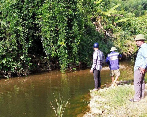 Đi mò cua bắt ốc, hai mẹ con chết đuối thương tâm - Ảnh 1. Đi mò cua bắt ốc, hai mẹ con chết đuối thương tâm - Ảnh 1.