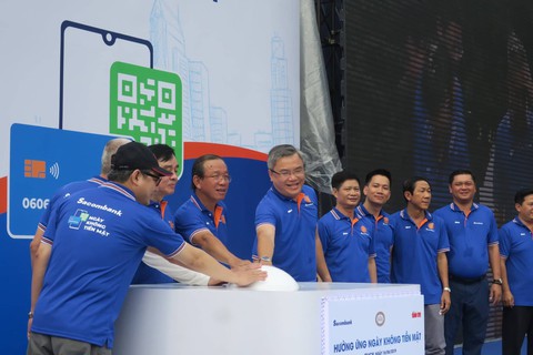 Hàng ngàn VĐV dự Giải việt dã hưởng ứng Ngày không tiền mặt - Ảnh 22. Hàng ngàn VĐV dự Giải việt dã hưởng ứng Ngày không tiền mặt - Ảnh 22.