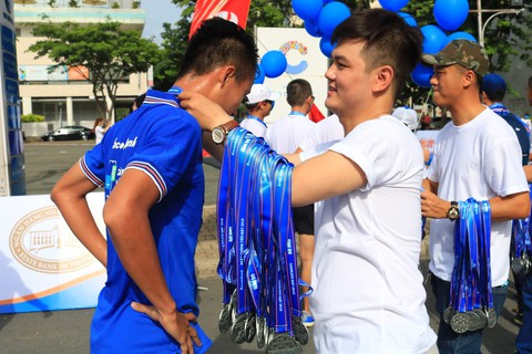 Hàng ngàn VĐV dự Giải việt dã hưởng ứng Ngày không tiền mặt - Ảnh 6. Hàng ngàn VĐV dự Giải việt dã hưởng ứng Ngày không tiền mặt - Ảnh 6.
