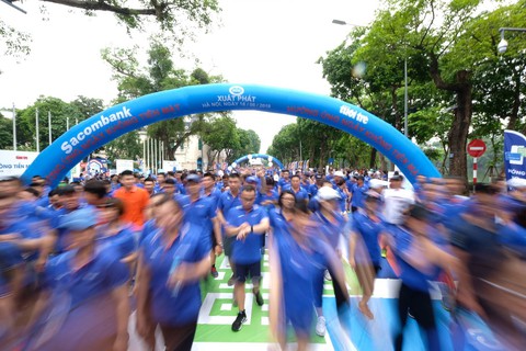 Hàng ngàn VĐV dự Giải việt dã hưởng ứng Ngày không tiền mặt - Ảnh 1. Hàng ngàn VĐV dự Giải việt dã hưởng ứng Ngày không tiền mặt - Ảnh 1.