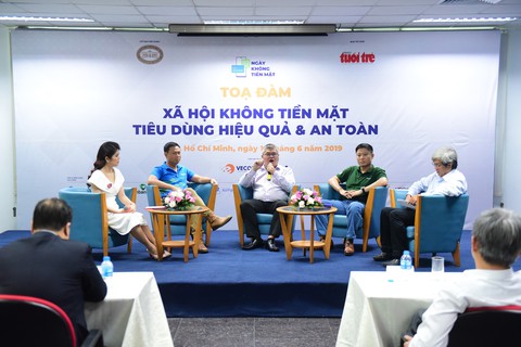 Xài thẻ ngân hàng, cân đối được chi tiêu hay phóng tay tẹt ga? - Ảnh 1. Xài thẻ ngân hàng, cân đối được chi tiêu hay phóng tay tẹt ga? - Ảnh 1.