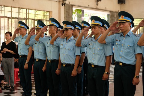 Xúc động lễ truy điệu hai phi công hi sinh vụ máy bay quân sự rơi - Ảnh 5. Xúc động lễ truy điệu hai phi công hi sinh vụ máy bay quân sự rơi - Ảnh 5.