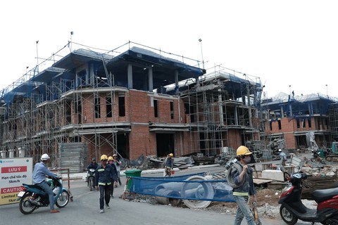 Đình chỉ dự án xây lụi 110 căn biệt thự ở quận 7 - Ảnh 1.