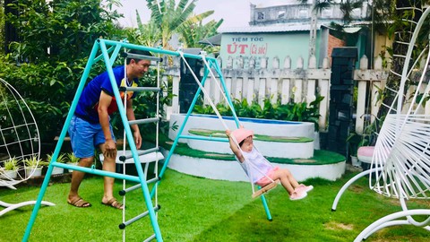 Thầy giáo tự tay làm tàu lượn mini, xích đu... cho con gái - Ảnh 4. Thầy giáo tự tay làm tàu lượn mini, xích đu... cho con gái - Ảnh 4.