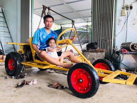 Thầy giáo tự tay làm tàu lượn mini, xích đu... cho con gái - Ảnh 2. Thầy giáo tự tay làm tàu lượn mini, xích đu... cho con gái - Ảnh 2.