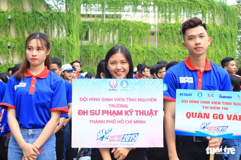 20.000 lượt sinh viên tình nguyện tại bến xe, trường học tiếp sức mùa thi - Ảnh 5. 20.000 lượt sinh viên tình nguyện tại bến xe, trường học tiếp sức mùa thi - Ảnh 5.