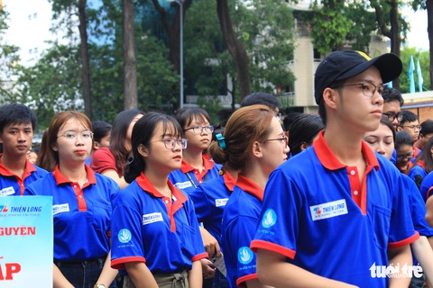 20.000 lượt sinh viên tình nguyện tại bến xe, trường học tiếp sức mùa thi - Ảnh 2. 20.000 lượt sinh viên tình nguyện tại bến xe, trường học tiếp sức mùa thi - Ảnh 2.