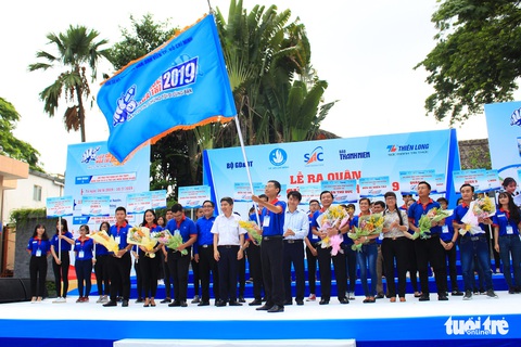 20.000 lượt sinh viên tình nguyện tại bến xe, trường học tiếp sức mùa thi - Ảnh 1. 20.000 lượt sinh viên tình nguyện tại bến xe, trường học tiếp sức mùa thi - Ảnh 1.