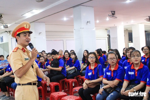 20.000 lượt sinh viên tình nguyện tại bến xe, trường học tiếp sức mùa thi - Ảnh 3. 20.000 lượt sinh viên tình nguyện tại bến xe, trường học tiếp sức mùa thi - Ảnh 3.