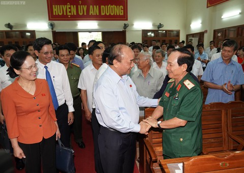 Thủ tướng: Xử lý nghiêm cán bộ lợi dụng quyền lực để nhũng nhiễu - Ảnh 2. Thủ tướng: Xử lý nghiêm cán bộ lợi dụng quyền lực để nhũng nhiễu - Ảnh 2.