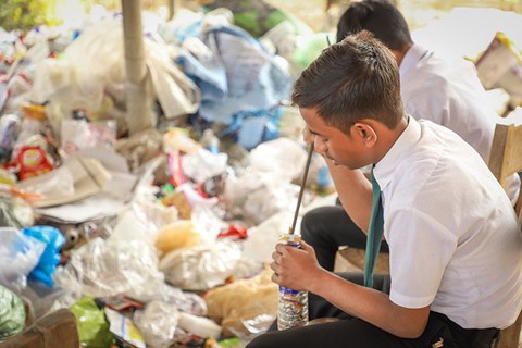Thu học phí bằng chai nhựa, túi nilông, ngôi trường làm đổi thay cả thị trấn - Ảnh 7. Thu học phí bằng chai nhựa, túi nilông, ngôi trường làm đổi thay cả thị trấn - Ảnh 7.