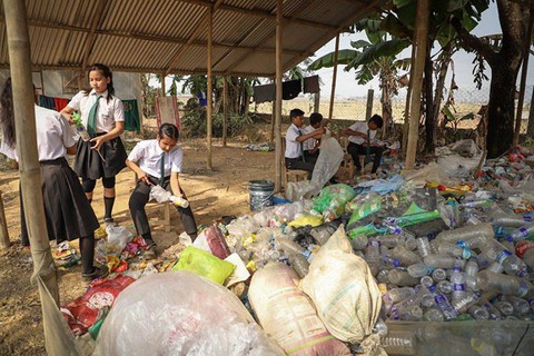 Thu học phí bằng chai nhựa, túi nilông, ngôi trường làm đổi thay cả thị trấn - Ảnh 8. Thu học phí bằng chai nhựa, túi nilông, ngôi trường làm đổi thay cả thị trấn - Ảnh 8.