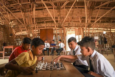 Thu học phí bằng chai nhựa, túi nilông, ngôi trường làm đổi thay cả thị trấn - Ảnh 5. Thu học phí bằng chai nhựa, túi nilông, ngôi trường làm đổi thay cả thị trấn - Ảnh 5.