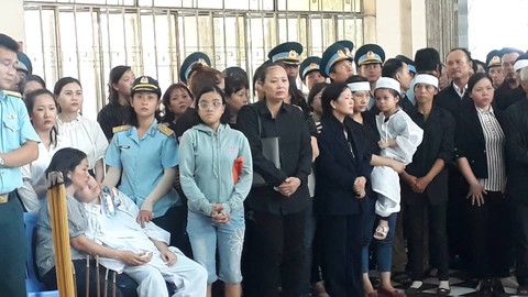 Xúc động lễ truy điệu hai phi công hi sinh vụ máy bay quân sự rơi - Ảnh 9. Xúc động lễ truy điệu hai phi công hi sinh vụ máy bay quân sự rơi - Ảnh 9.