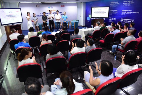 Xài thẻ ngân hàng, cân đối được chi tiêu hay phóng tay tẹt ga? - Ảnh 5. Xài thẻ ngân hàng, cân đối được chi tiêu hay phóng tay tẹt ga? - Ảnh 5.