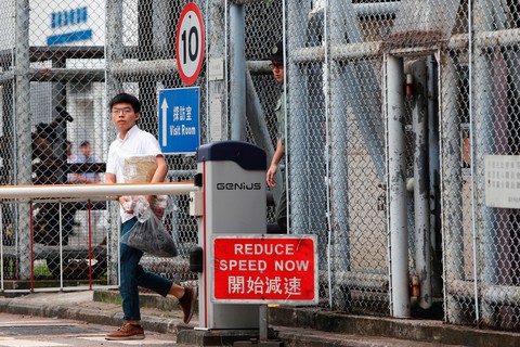 Nhà hoạt động sinh viên Hong Kong Hoàng Chi Phong ra tù - Ảnh 2. Nhà hoạt động sinh viên Hong Kong Hoàng Chi Phong ra tù - Ảnh 2.