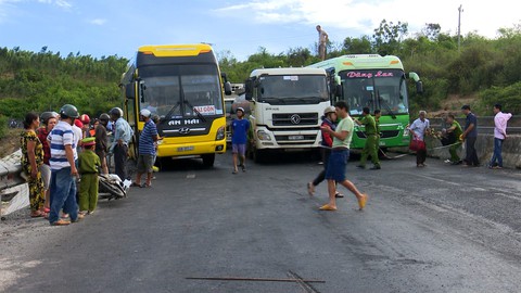 5 ôtô, 1 xe máy tông liên hoàn trên đèo Quán Cau, 1 người chết - Ảnh 2. 5 ôtô, 1 xe máy tông liên hoàn trên đèo Quán Cau, 1 người chết - Ảnh 2.