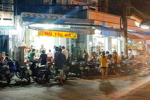 Có gì hấp dẫn trong tô hủ tiếu gà bà Năm ở Gò Công? - Ảnh 5. Có gì hấp dẫn trong tô hủ tiếu gà bà Năm ở Gò Công? - Ảnh 5.