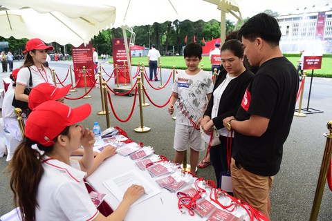 Xe hơi của tỉ phú Phạm Nhật Vượng đã đến tay khách hàng - Ảnh 8. Xe hơi của tỉ phú Phạm Nhật Vượng đã đến tay khách hàng - Ảnh 8.