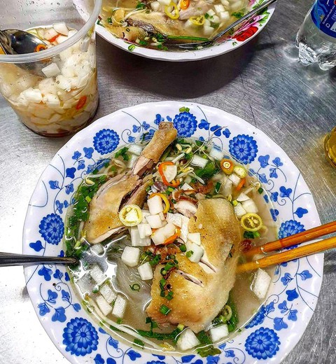 Có gì hấp dẫn trong tô hủ tiếu gà bà Năm ở Gò Công? - Ảnh 1. Có gì hấp dẫn trong tô hủ tiếu gà bà Năm ở Gò Công? - Ảnh 1.