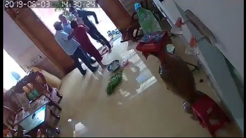 Khởi tố nhóm người xông vào nhà, đánh phụ nữ chấn thương sọ não - Ảnh 1. Khởi tố nhóm người xông vào nhà, đánh phụ nữ chấn thương sọ não - Ảnh 1.