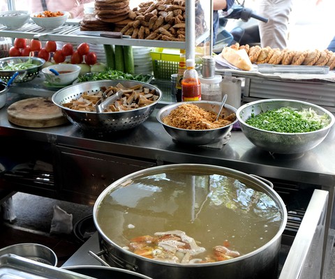 Vì sao bánh canh chả cá Nha Trang ngon nức nở? - Ảnh 3. Vì sao bánh canh chả cá Nha Trang ngon nức nở? - Ảnh 3.