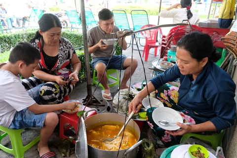 Vật đổi sao dời nhưng bánh canh chị Nga vẫn ngon như 20 năm trước - Ảnh 4. Vật đổi sao dời nhưng bánh canh chị Nga vẫn ngon như 20 năm trước - Ảnh 4.
