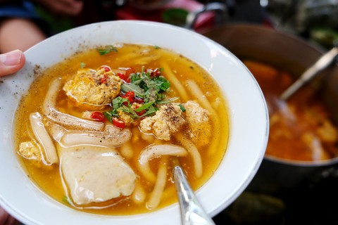 Vật đổi sao dời nhưng bánh canh chị Nga vẫn ngon như 20 năm trước - Ảnh 2. Vật đổi sao dời nhưng bánh canh chị Nga vẫn ngon như 20 năm trước - Ảnh 2.