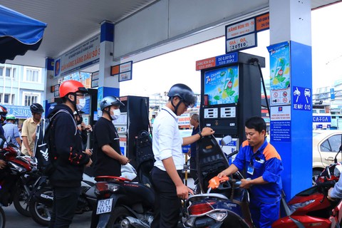 Giá xăng RON95 giảm hơn 1.000 đồng/lít - Ảnh 1.