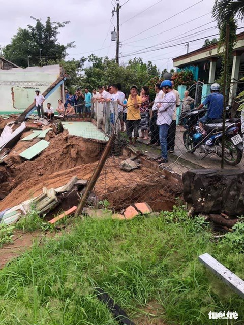 Ba căn nhà bị sạt lở, rơi xuống sông trong đêm - Ảnh 5. Ba căn nhà bị sạt lở, rơi xuống sông trong đêm - Ảnh 5.