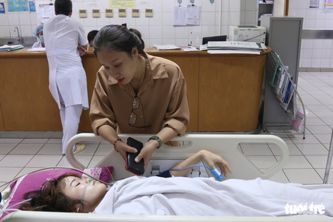 Vụ tai nạn tại Hòa Bình: Xúc động câu chuyện người đàn ông lạ chăm nạn nhân - Ảnh 1. Vụ tai nạn tại Hòa Bình: Xúc động câu chuyện người đàn ông lạ chăm nạn nhân - Ảnh 1.