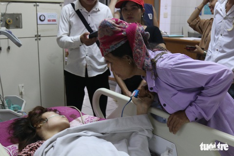 Vụ tai nạn tại Hòa Bình: Xúc động câu chuyện người đàn ông lạ chăm nạn nhân - Ảnh 2. Vụ tai nạn tại Hòa Bình: Xúc động câu chuyện người đàn ông lạ chăm nạn nhân - Ảnh 2.