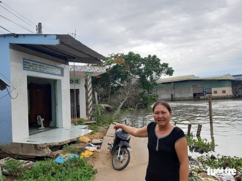 Ba căn nhà bị sạt lở, rơi xuống sông trong đêm - Ảnh 3. Ba căn nhà bị sạt lở, rơi xuống sông trong đêm - Ảnh 3.