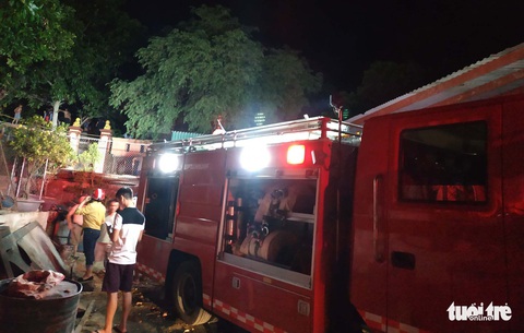 Ngăn đám cháy lan ra đền thờ Hoàng đế Quang Trung - Ảnh 3. Ngăn đám cháy lan ra đền thờ Hoàng đế Quang Trung - Ảnh 3.