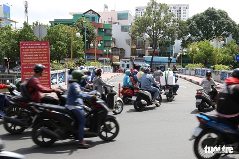 Bất chấp biển cấm, xe máy ầm ầm nối đuôi chạy ngược chiều tại TP.HCM - Ảnh 2. Bất chấp biển cấm, xe máy ầm ầm nối đuôi chạy ngược chiều tại TP.HCM - Ảnh 2.