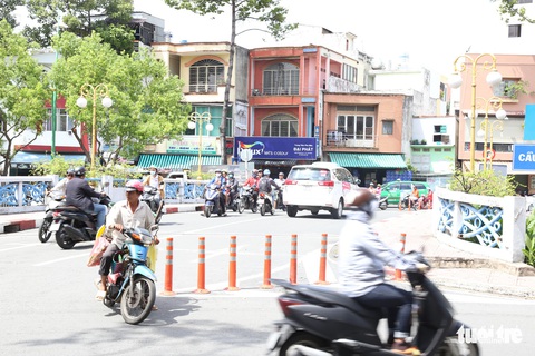 Bất chấp biển cấm, xe máy ầm ầm nối đuôi chạy ngược chiều tại TP.HCM - Ảnh 3. Bất chấp biển cấm, xe máy ầm ầm nối đuôi chạy ngược chiều tại TP.HCM - Ảnh 3.